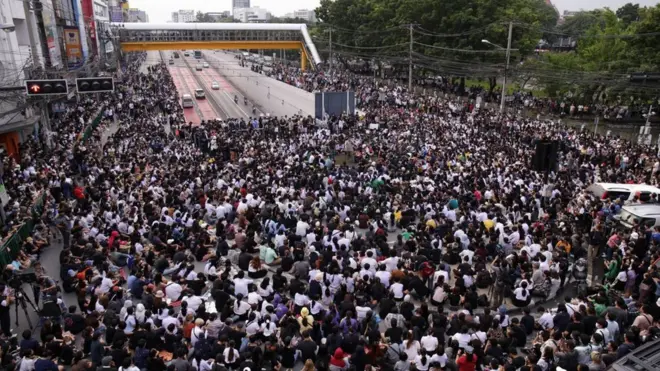 แฟลชม็อบที่แยกเกษตร วันที่ 19 ต.ค.