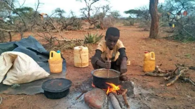 ኣብ በረኻ ንበይኑ መግቢ እናብሰለ ዝተስኣለ ኢትዮጵያዊ ህጻን