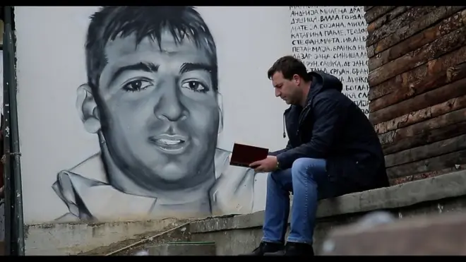 Drugari su odlučili da na košarkaškom terenu u kraju gde je živeo, Fedor dobije mural