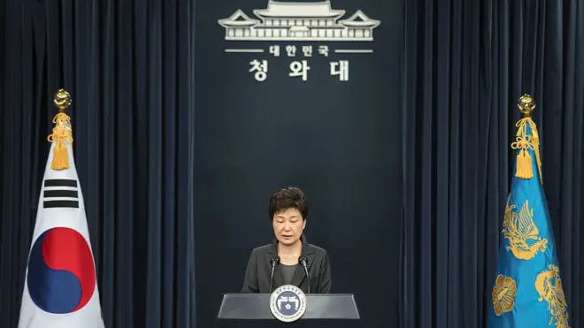 Президент принесла извинения за коррупционный скандал с участием ее подруги