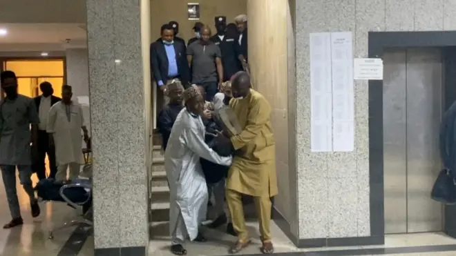 Abba Kyari wife wen she faint