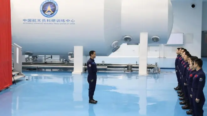 رواد فضاء صينيون