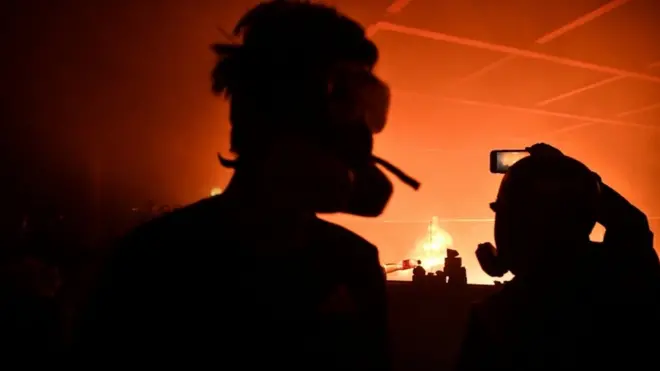 폴리테크닉대학에서 경찰과 시위대 간의 일촉즉발 대치국면이 18일 오전 현재까지 이어지고 있다