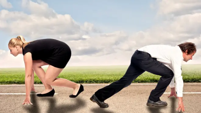 Мужчина и женщина бегут в разные стороны