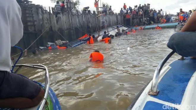 Petugas SAR tengah mencai korban hilang dalam kecelakaan kapal di Tanjung Selor (Foto Detikcom)