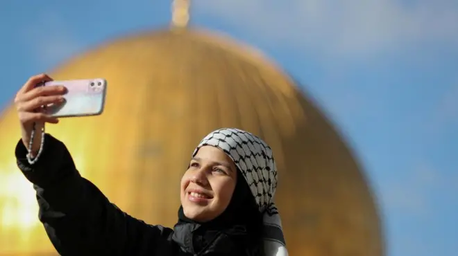 Seorang perempuan Palestina mengambl foto selfie di Masjid Al-Aqsa di Yerusalem Timur. Masjid itu terletak di sebuah kompleks yang dikenal Muslim dengan sebutan Al-Haram Al-Sharif.