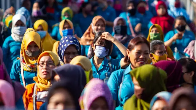 Sejumlah buruh berjalan keluar dari pabrik Beesco Indonesia di Karawang, Jawa Barat, (03/06). Kementerian Ketenagakerjaan meminta para pengusaha merekrut kembali pekerja atau buruh yang terkena PHK dan dirumahkan akibat pandemi COVID-19 dengan harapan dapat mengurangi angka pengangguran dan memperluas kesempatan kerja baru