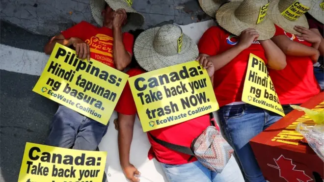 Sejumlah demonstran berunjuk rasa di depan Kedutaan Kanada di Manila, menuntut pemerintah Kanada mengambil kembali sampah-sampah yang pernah dikirimkan ke Filipina beberapa tahun lalu.