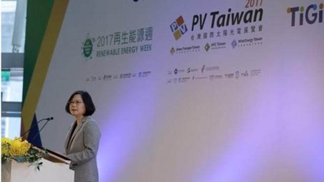 在中共十九大同一天，台灣總統蔡英文則出席綠能光電展覽。