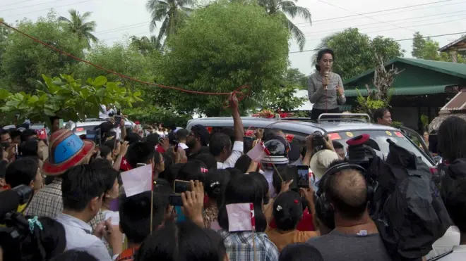 ကော့မှူးမြို့နယ်မှာ ဒေါ်အောင်ဆန်းစုကြည်စည်းရုံးရေးဆင်းခဲ့စဥ်