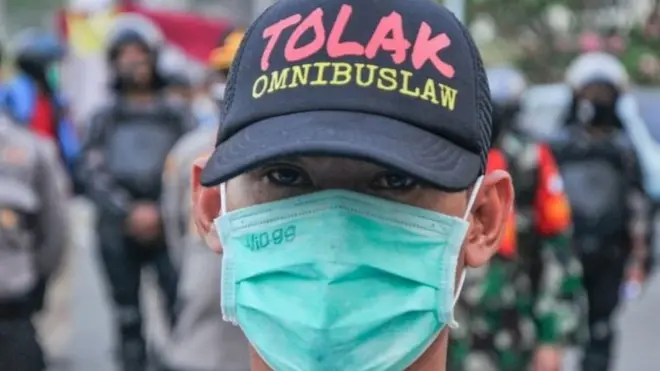 Seorang buruh berunjuk rasa di kawasan EJIP (East Jakarta Industrial Park), Cikarang, Kabupaten Bekasi, Jawa Barat, Senin (05/10)