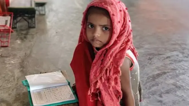 Ratusan ribu pengungsi, banyak dari mereka anak-anak, tinggal di kamp-kamp di Cox's Bazar, Bangladesh.