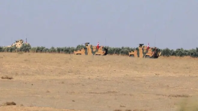 مركبات عسكرية تركية ترفع العلم في منبج