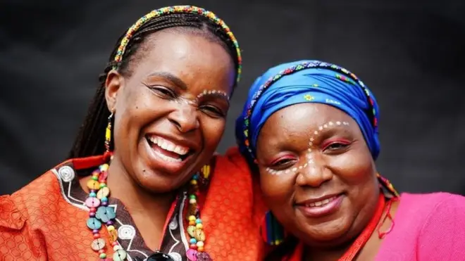 تينا سيكيتي وجين دلاميني من جنوب إفريقيا تبتسمان أثناء التقاط صورة خلال يوم إفريقيا في دبلن يوم الخميس. تنظم وزارة الشؤون الخارجية الأيرلندية أحداثا كل عام في 25 مايو/ أيار للاحتفال بشعوب وثقافات القارة.