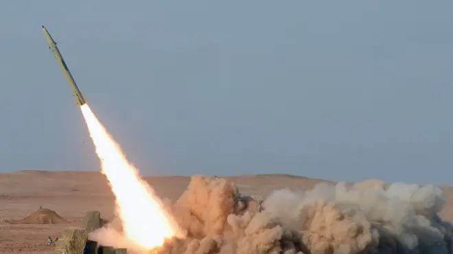 3 липня 2012 року, запуск іранської ракети малої дальності Fateh під час другого дня військових навчань під кодовою назвою Great Prophet-7, Іранська пустеля Кавір.