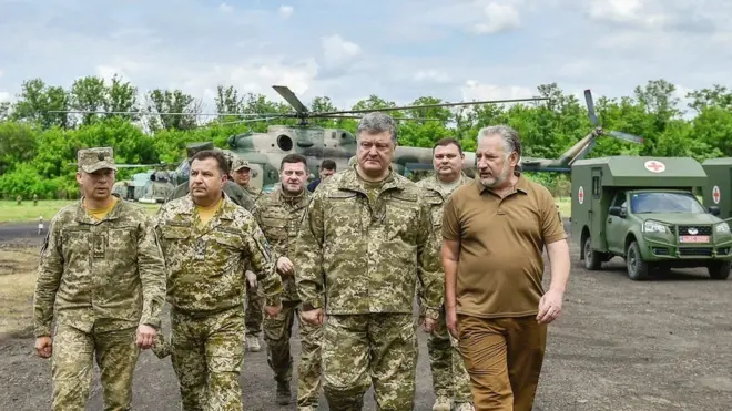 Madaxweynaha Ukraine Petro Poroshenko (qofka labaad ee dhanka midig) ayaa la kulmayay ciidammadiisa mar uu bishii June kormeer ku tegay gobolka Donetsk