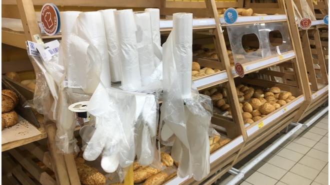 Пакети в супермаркеті біля хлібу