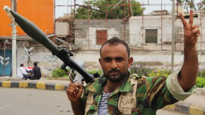 أحد مقاتلي المجلس الانتقالي الجنوبي في شوارع عدن