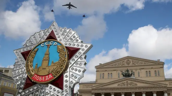 Diễn tập máy bay diễu hành trên bầu trời Moscow