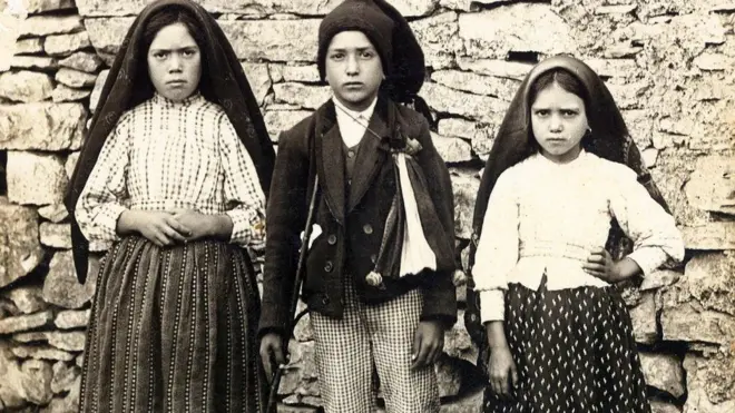 Как утверждает римско-католическая церковь, 13 мая 1917 года близ Фатимы детям-пастухам - Франсишку (в центре) и Жасинте (справа), а также их кузине Лусии (слева) явилась Богородица