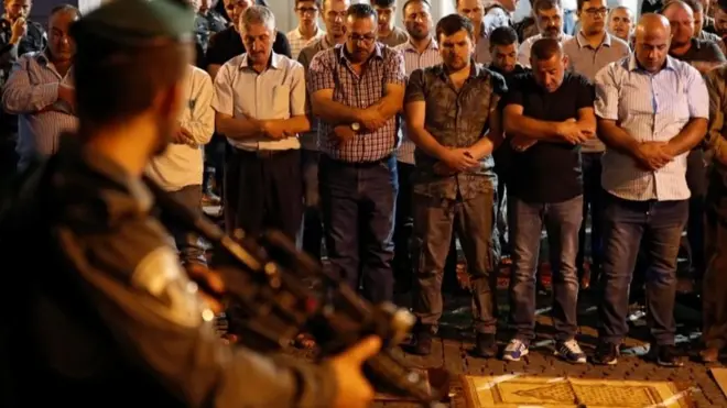 أغلقت السلطات الإسرائيلية مجمع المسجد الأقصى أمام المصلين يوم الجمعة، وهو ما أثار غضب الكثير من المسلمين بالإضافة إلى الحكومة الأردنية التي تشرف على المواقع الدينية في القدس.