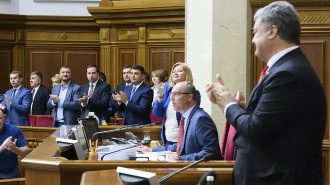 Петро Порошенко довго пручався створенню антикорупційного суду, проте наприкінці 2017 року ініціював його створення