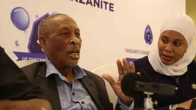 Jumanne Ngoma mvumbuzi wa madini ya Tanzanite akisisitiza jambo huku mwenyekiti wa Taasisi ya Tanzanite Founder Foundation Asha Mhero akimsikiliza kwa makini