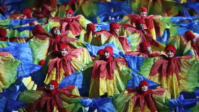 Танцоры исполняют композицию "Крылья Олимпиады" на церемонии закрытия