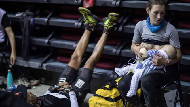 Sophie Power con su hijo Cormac. La corredora británica no solo pudo amamantar a su bebé, sino que además se extraía leche cada vez que podía para asegurar su alimentación.