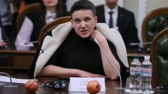 Надія Савченко принесла на засідання комітету Ради два гранати