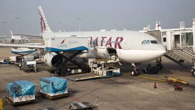 В авиакомпании "Катарские авиалинии" заявили, что немедленно приступают к допуску пассажиров на борт своих самолетов