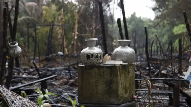 میانمار میں رہنے والے اپنے رشتے داروں کے حوالے سے بنگلے دیشی روہنگیا کہتے ہیں کہ فوجی حکام روہنگیا مسلمانوں کو نشانہ بنا رہے ہیں