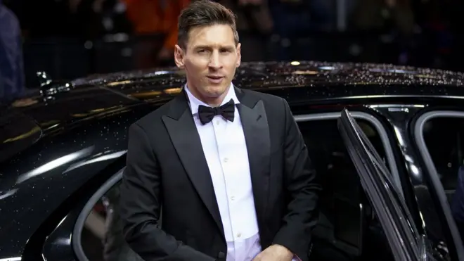 انھوں نے 2004 میں بارسلونا کی طرف سے کھیلنا شروع کیا