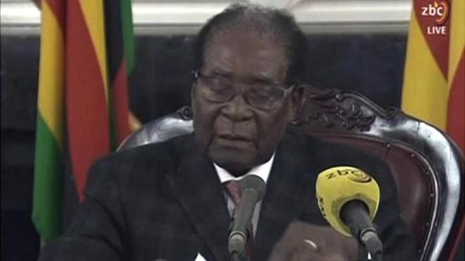 Captura de pantalla de Robert Mugabe dando un discurso por televisión.