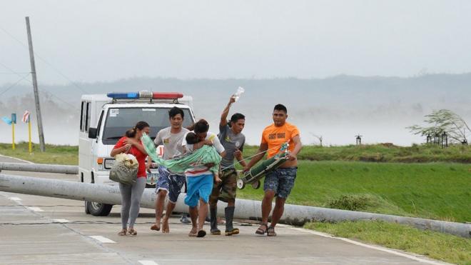 Отец спасает больного ребенка во время тайфуна "Мангхут"