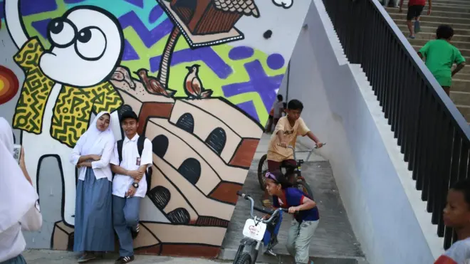 Ruang Publik Terbuka Ramah Anak di Kalijodo, Jakarta Barat, diwarnai sejumlah lukisan tembok atau mural yang mengambil tema 'khas Jakarta'.