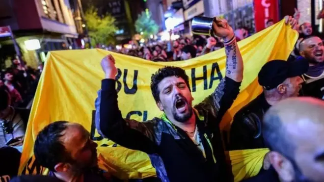 اپوزیشن جماعت کے حامی ریفرنڈم کے نتائج کے خلاف سڑکوں پر نکل آئے ہیں