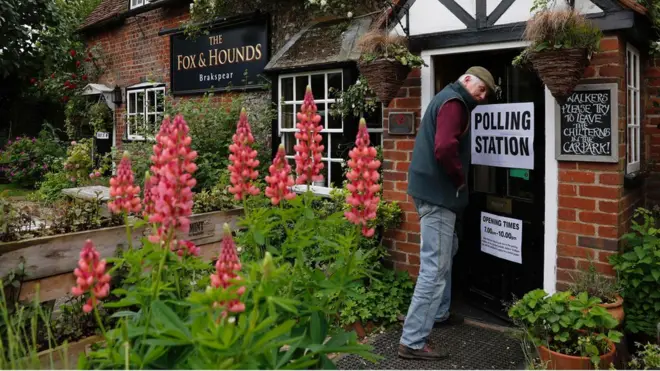 Pub di kota Oxford ini disulap menjadi TPS bagi para pemilih.