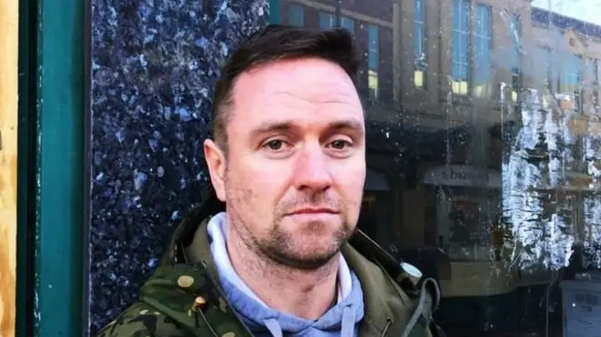 迈勒18岁由于涉嫌谋杀而坐牢。