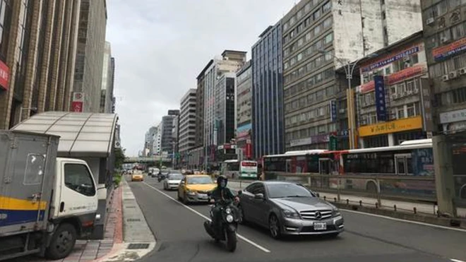 每到了冬天，台北市内的天空时常呈现灰蒙蒙，行人与骑车人士常戴口罩。