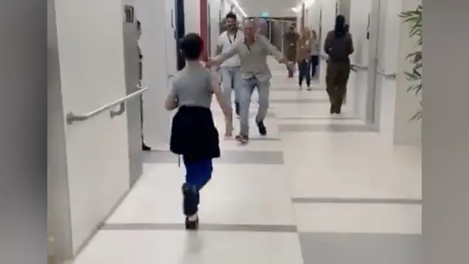 Posle 48 dana u zarobljeništvu, devetogodišnji Izraelac ponovo u očevom zagrljaju