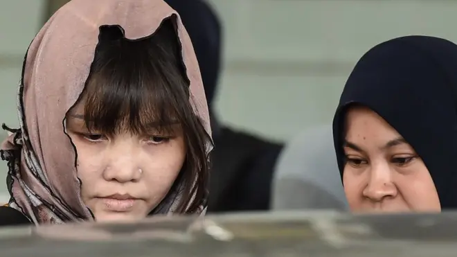 Đoàn Thị Hương đang bị dẫn giải lên tòa hôm 27/6