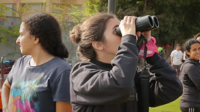 بعيدا عن زحام القاهرة وضجيجها، يستقل البعض قوارب صغيرة إلى جزر بنهر النيل لمشاهدة الطيور المقيمة والمهاجرة.