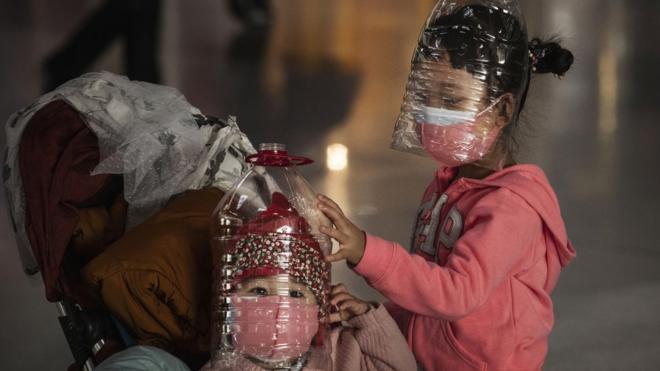 Niños el el aeropuerto de Pekín