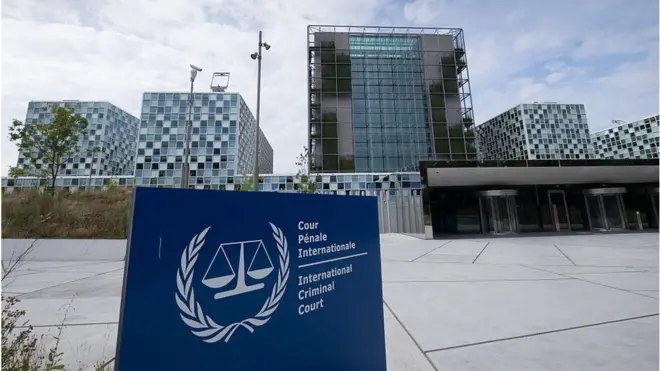 Bên ngoài Tòa án Hình sự Quốc tế tại The Hague, Hà Lan