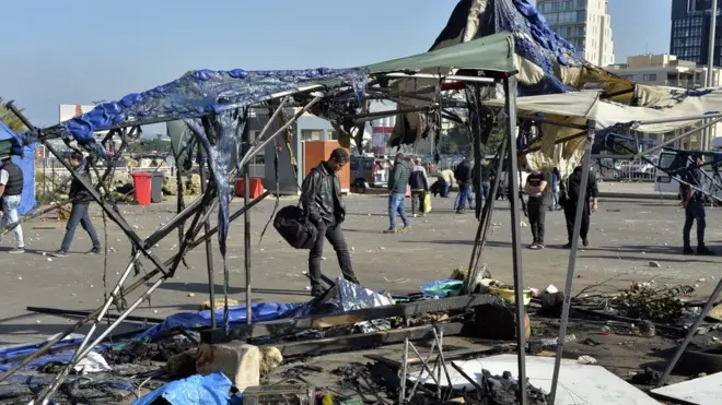 بقايا خيام محترقة بعد أحداث العنف في نهاية الأسبوع في لبنان