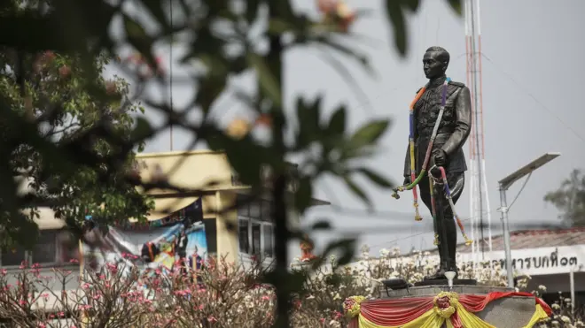 อนุสาวรีย์จอมพล ป.พิบูลสงคราม บริเวณวงเวียนสระแก้ว ตัวเมืองลพบุรี จัดสร้างเมื่อปี 2537