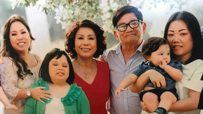 Hình ảnh trên trang kêu gọi quyên góp trực tuyến của gia đình bà Helen Huỳnh (áo đỏ giữa) và ông Huỳnh Thơ Viện