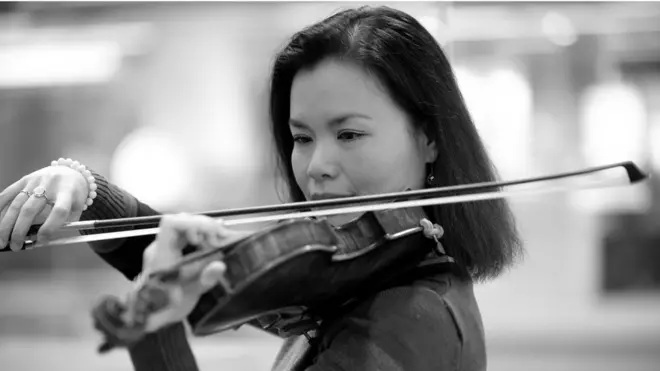 Nghệ sỹ piano Đỗ Phượng Như cùng cây đàn violon yêu dấu