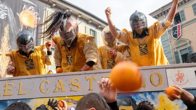 Sukobljavaju se dve strane - oni koji podržavaju vojvodu i oni koji podržavaju Violetu